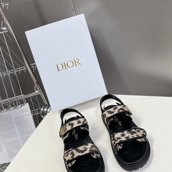 D-Wave Sandal ( دي-ويف صندل)