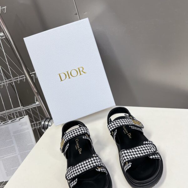 D-Wave Sandal ( دي-ويف صندل)