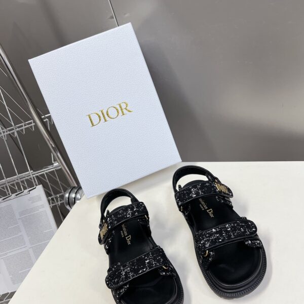 D-Wave Sandal ( دي-ويف صندل)