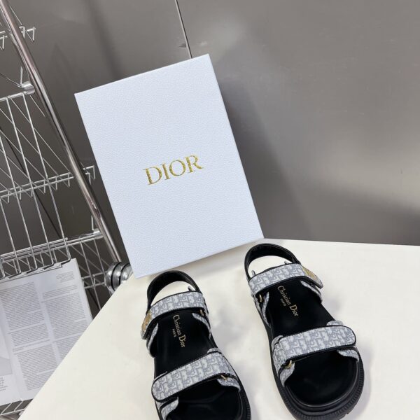 D-Wave Sandal ( دي-ويف صندل)