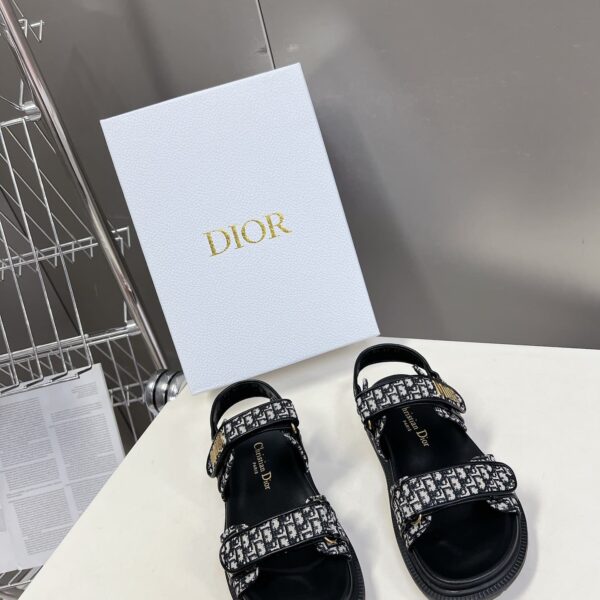 D-Wave Sandal ( دي-ويف صندل)