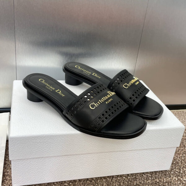 D Slip-on Sandals ( دي سليب أون صنادل)