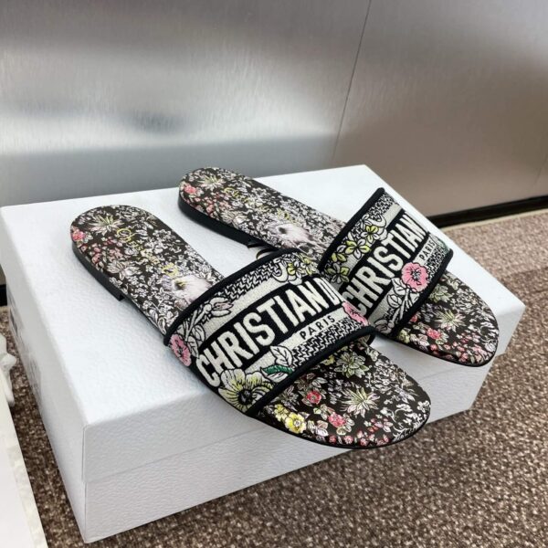 D Slip-on Sandals ( دي سليب أون صنادل)