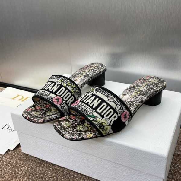 D Slip-on Sandals ( دي سليب أون صنادل)