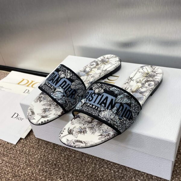 D Slip-on Sandals ( دي سليب أون صنادل)