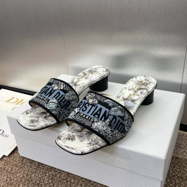 D Slip-on Sandals ( دي سليب أون صنادل)