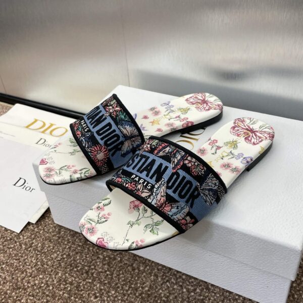 D Slip-on Sandals ( دي سليب أون صنادل)