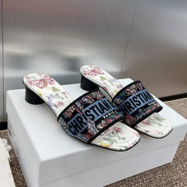 D Slip-on Sandals ( دي سليب أون صنادل)