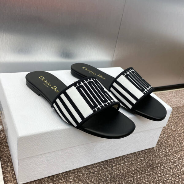 D Slip-on Sandals ( دي سليب أون صنادل)