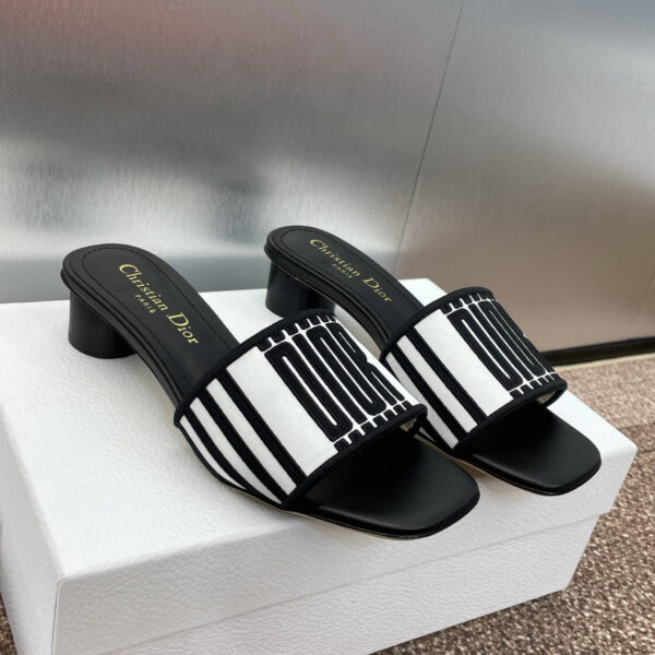 D Slip-on Sandals ( دي سليب أون صنادل)