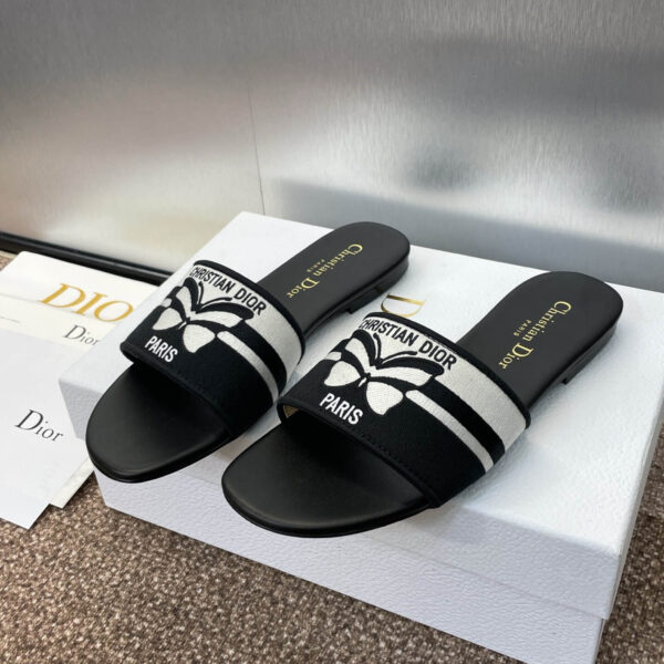 D Slip-on Sandals ( دي سليب أون صنادل)