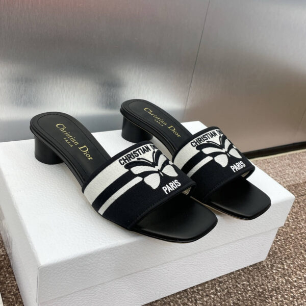 D Slip-on Sandals ( دي سليب أون صنادل)