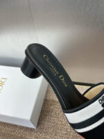 D Slip-on Sandals ( دي سليب أون صنادل) - Image 6