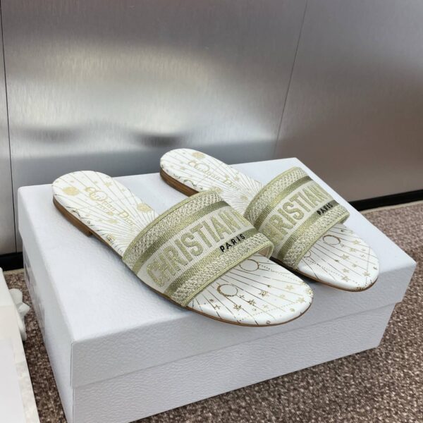 D Slip-on Sandals ( دي سليب أون صنادل)