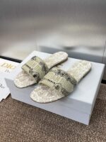 D Slip-on Sandals ( دي سليب أون صنادل)