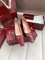 "Erin" Horsebit Pumps (حذاء "إيرين هورسبيت)