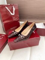 Erin" Horsebit Pumps (حذاء «إيرين» هورسبيت بكعب) - Image 7