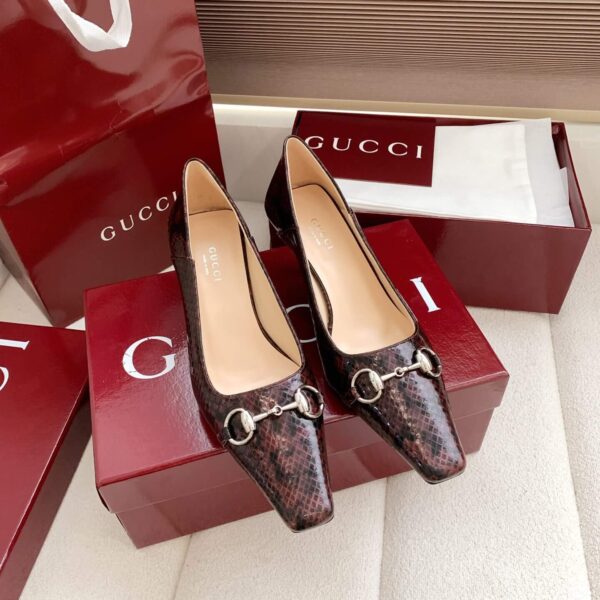 Erin" Horsebit Pumps (حذاء «إيرين» هورسبيت بكعب)