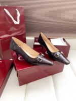 Erin" Horsebit Pumps (حذاء «إيرين» هورسبيت بكعب) - Image 8