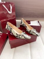 "Erin" Horsebit Pumps (حذاء "إيرين هورسبيت) - Image 2